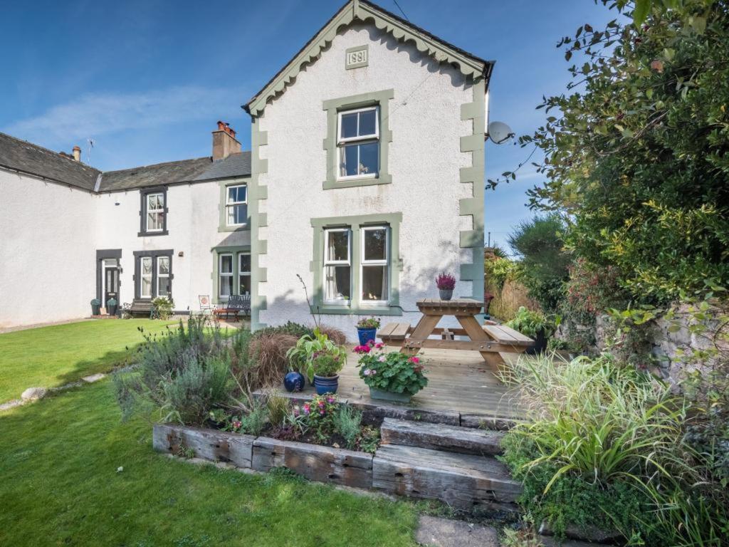 ein Haus mit einem Picknicktisch im Hof in der Unterkunft 2 Bed in Ravenglass SZ514 in Ravenglass