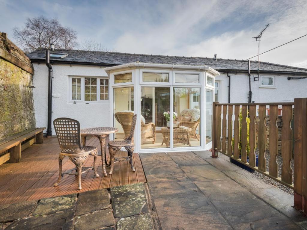 eine Terrasse mit einem Tisch und Stühlen auf einem Haus in der Unterkunft 1 bed property in Appleby Cumbria SZ034 in Appleby