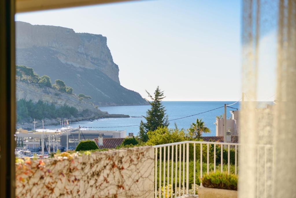 une vue sur l'océan depuis un balcon dans l'établissement Entre Ciel et Mer Appartement Cassis, à Cassis