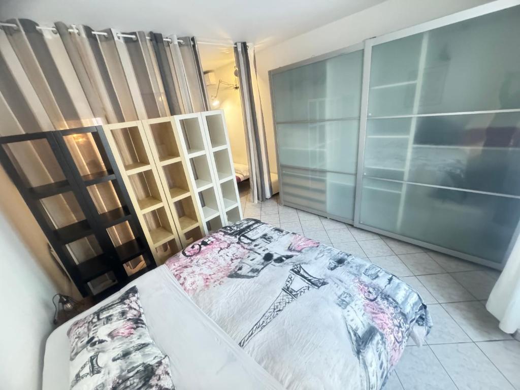 Cette chambre dispose d'un lit et d'une paroi en verre. dans l'établissement Sunny House, à Milan