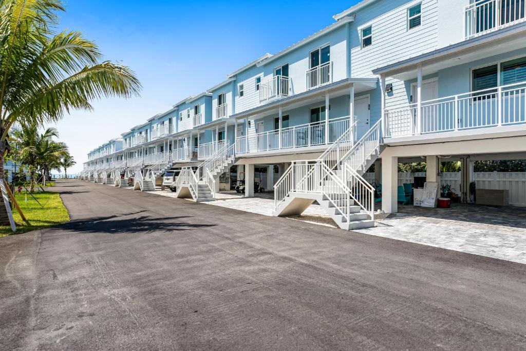 Une rangée d'immeubles d'appartements blancs avec des palmiers dans l'établissement Ocean Isles 50, à Marathon