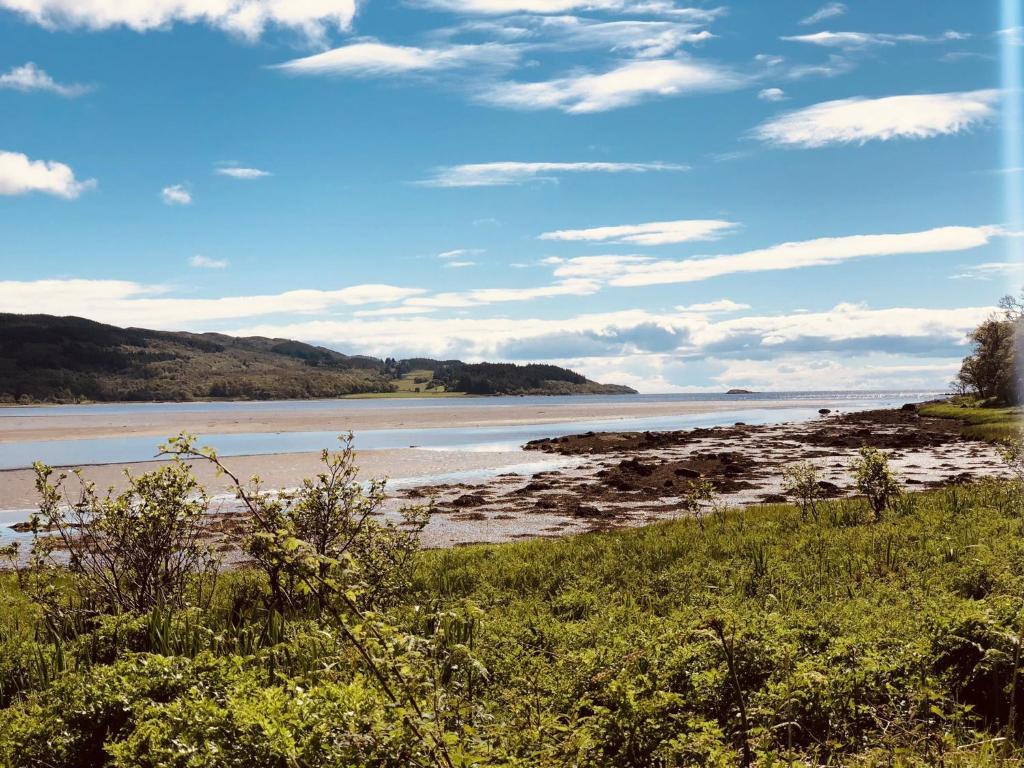 - Vistas a la playa desde la costa en The Lodge, en Lochgilphead