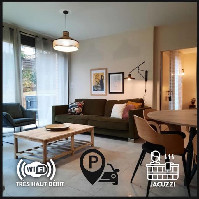 un salon avec un canapé et une table dans l'établissement La régate avec jaccuzi à 50 m du centre historique, à Sarlat-la-Canéda