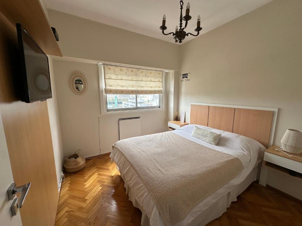 a bedroom with a bed and a window at Departamento luminoso y amueblado en caballito in Buenos Aires