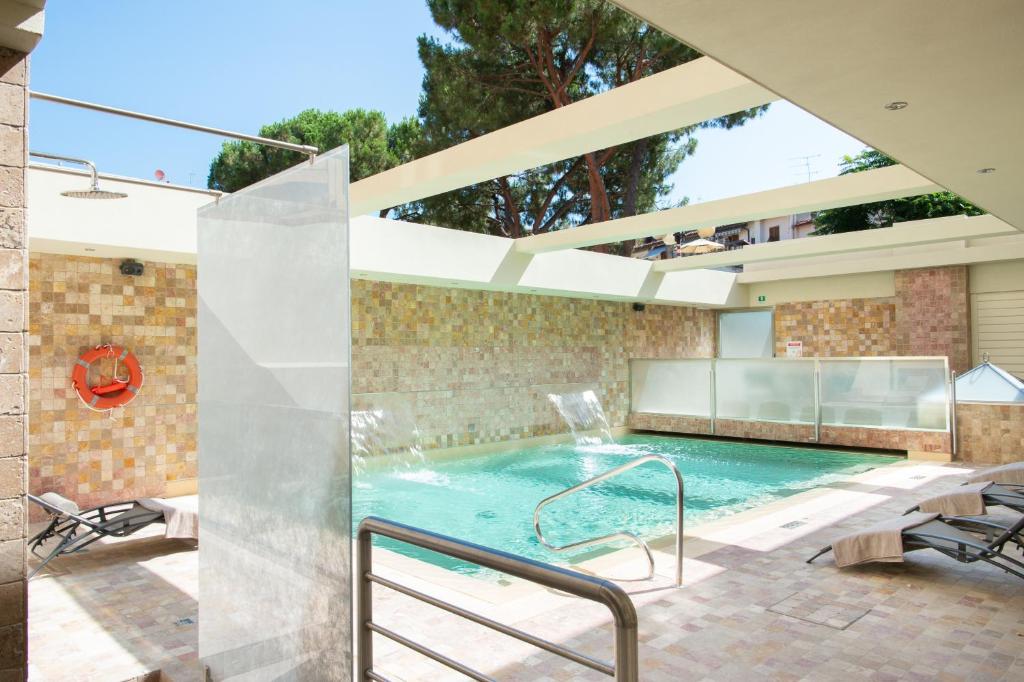 uma piscina no meio de uma casa em Hotel Grifone Firenze - Urban Pool & Spa em Florença