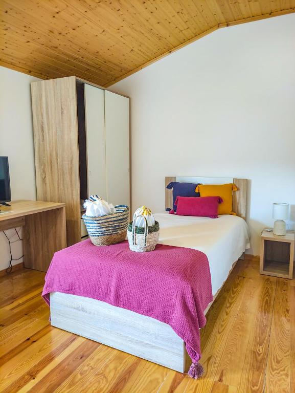 Uma cama ou camas num quarto em Casa de Campo Vale do Ceira