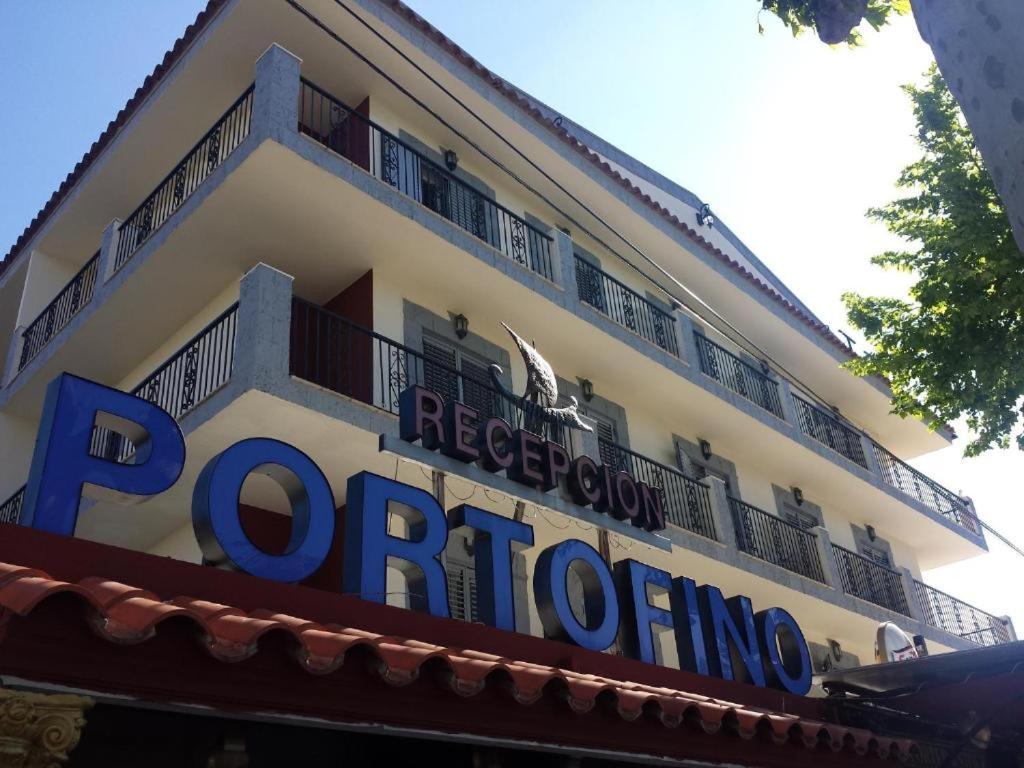un cartello sul lato di un edificio di Hotel Portofino by InsideHome a Empuriabrava