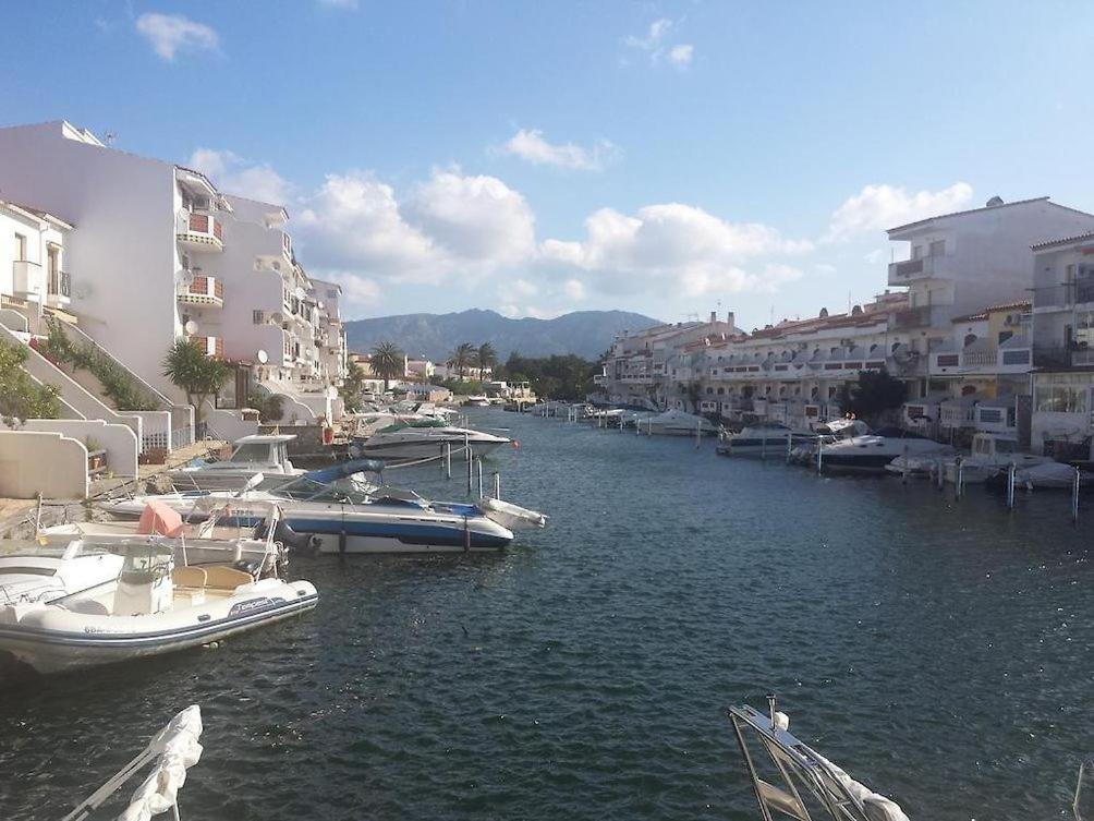 Gallery image of Hotel Portofino by InsideHome in Empuriabrava