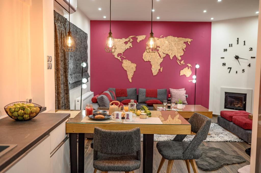 ein Wohnzimmer mit einem Tisch und einer Weltkarte in der Unterkunft Eclectic 2BR apartment in Volos