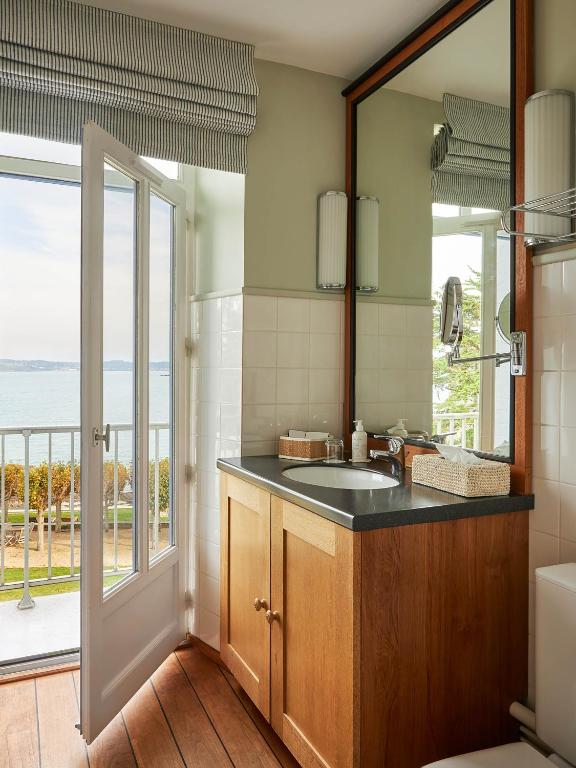 Kuchyň nebo kuchyňský kout v ubytování Le Grand Hotel des Bains & Spa - Bretagne