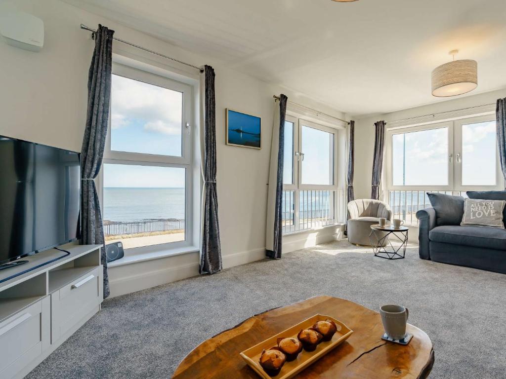 een woonkamer met uitzicht op de oceaan bij 4 Bed in Whitley Bay 87396 in Whitley Bay