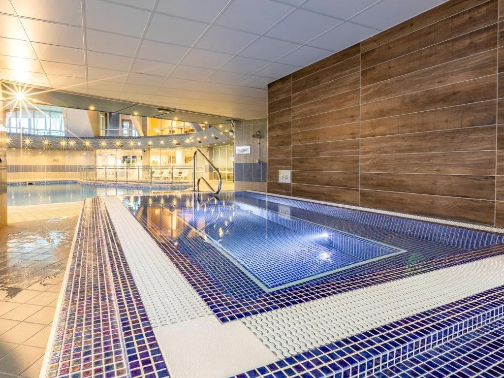 una piscina en un edificio con piscina en 2 Bed in St. Mellion 87713 en St Mellion