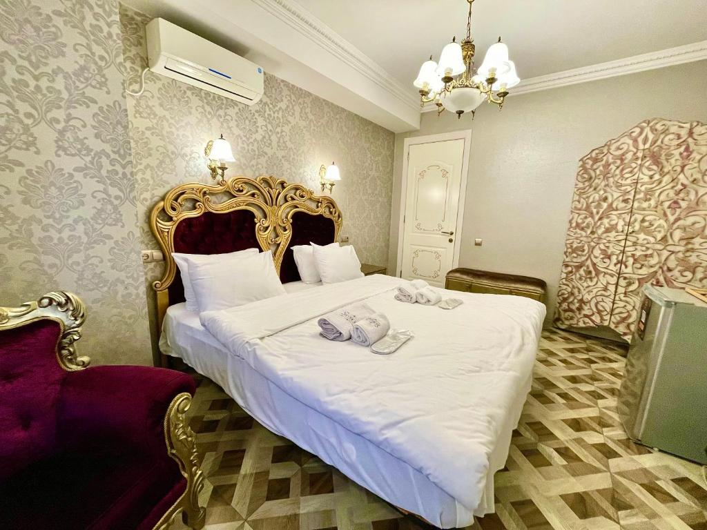 Postel nebo postele na pokoji v ubytování 34 Silver Rooms