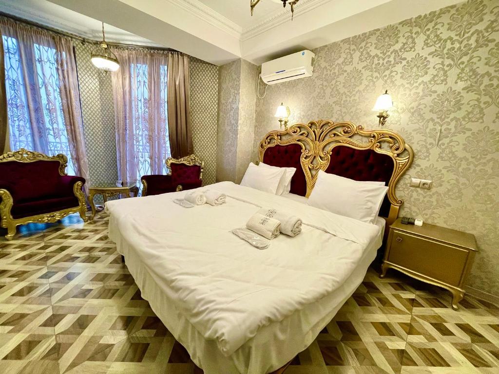 Postel nebo postele na pokoji v ubytování 34 Silver Rooms