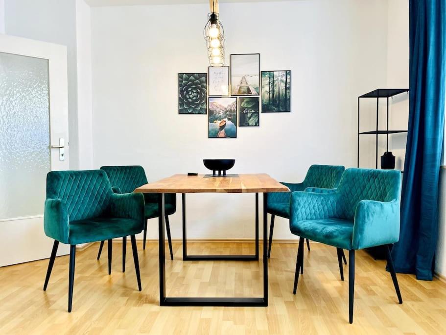 a dining room table with four chairs and a table with a table at Im Herzen von Essen - Ruhig und zentral in Essen