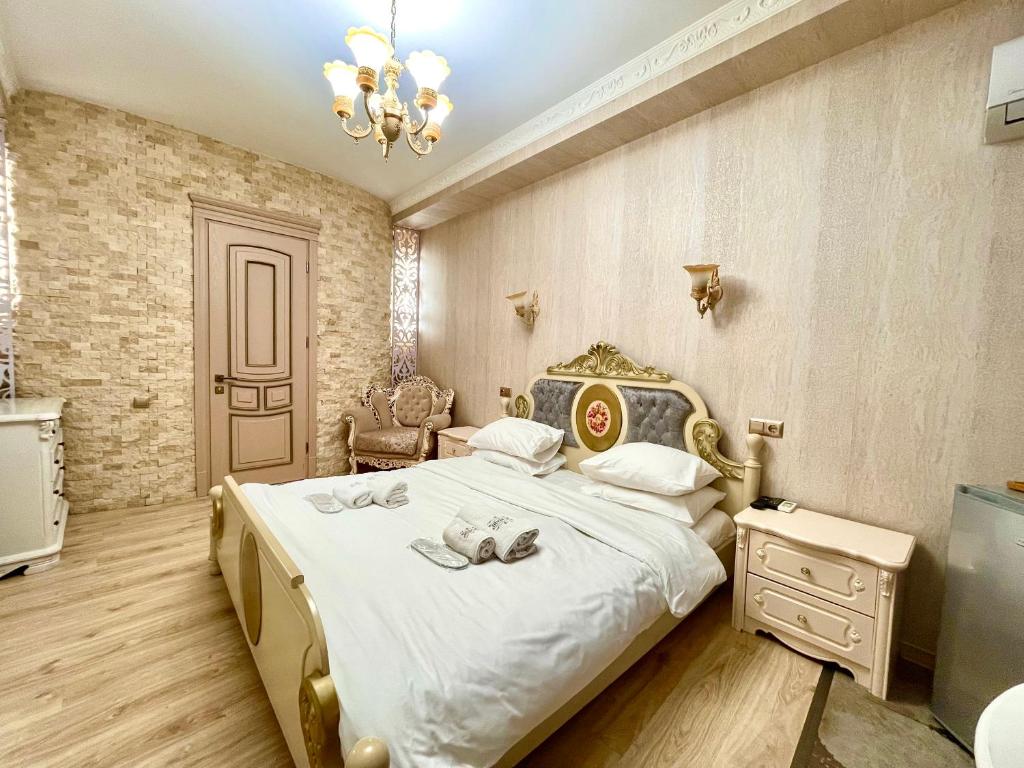 Postel nebo postele na pokoji v ubytování 34 Silver Rooms