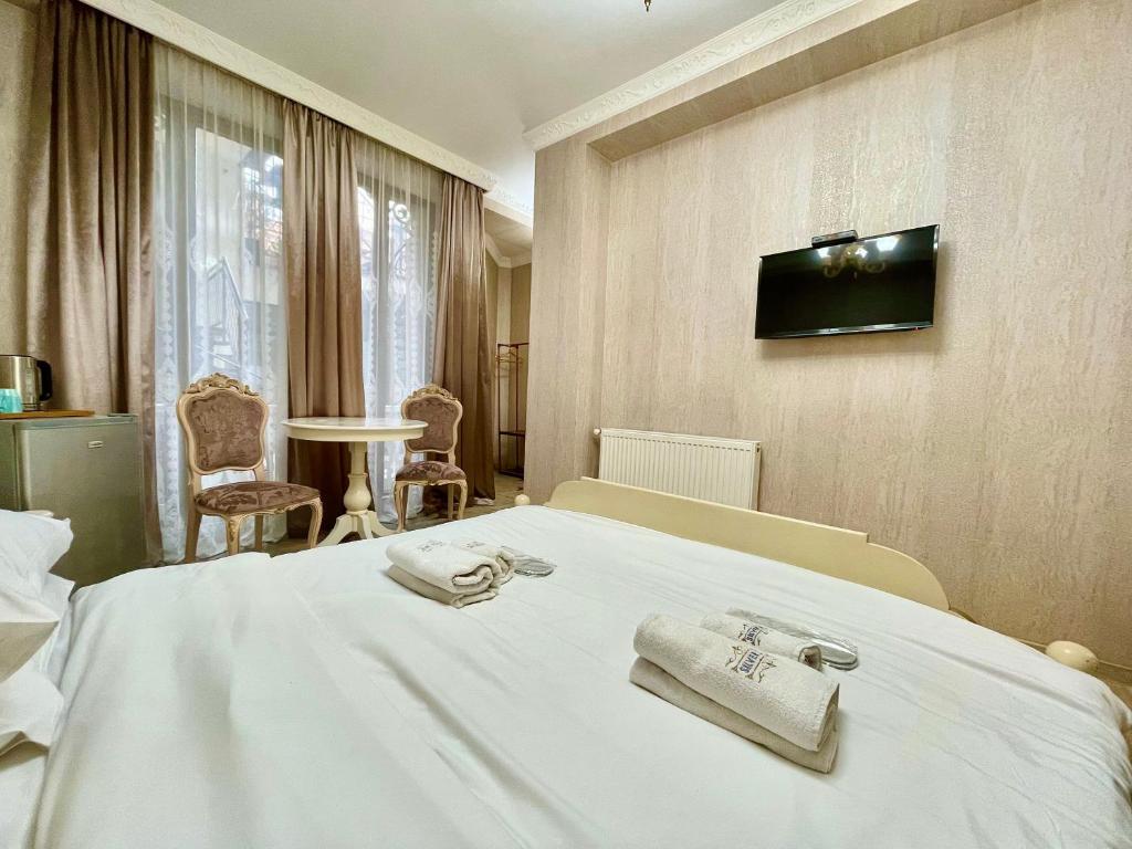 TV a/nebo společenská místnost v ubytování 34 Silver Rooms