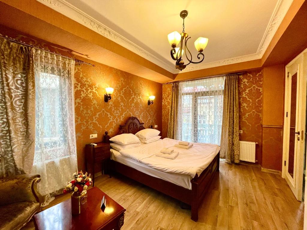 Postel nebo postele na pokoji v ubytování 34 Silver Rooms