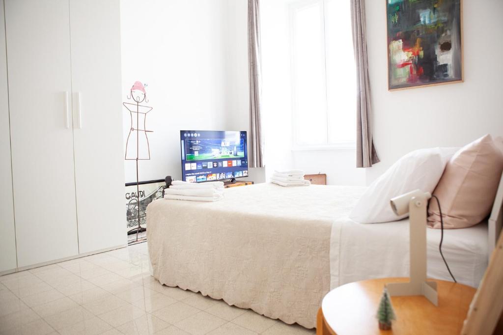 een woonkamer met een bed en een televisie bij Il Viandante al Pigneto - CIR 26927 - Parcheggio privato gratuito in Rome