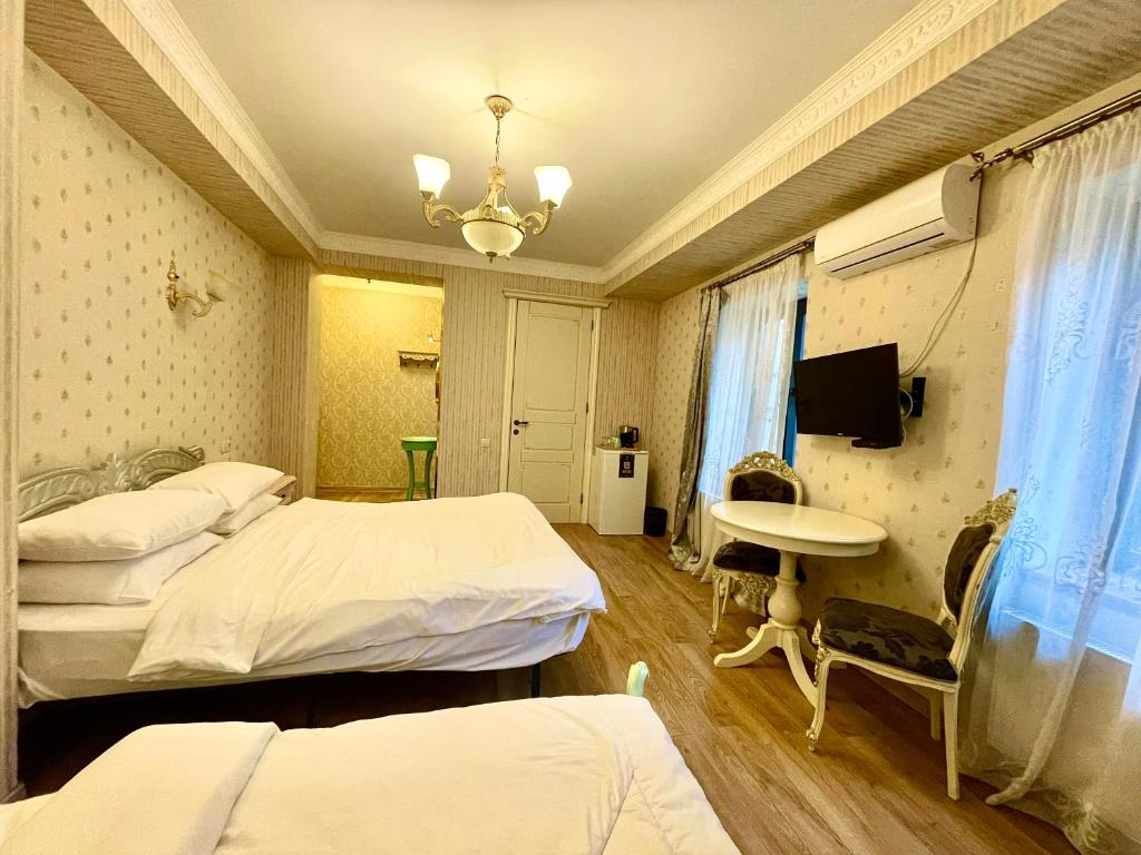 Postel nebo postele na pokoji v ubytování 34 Silver Rooms