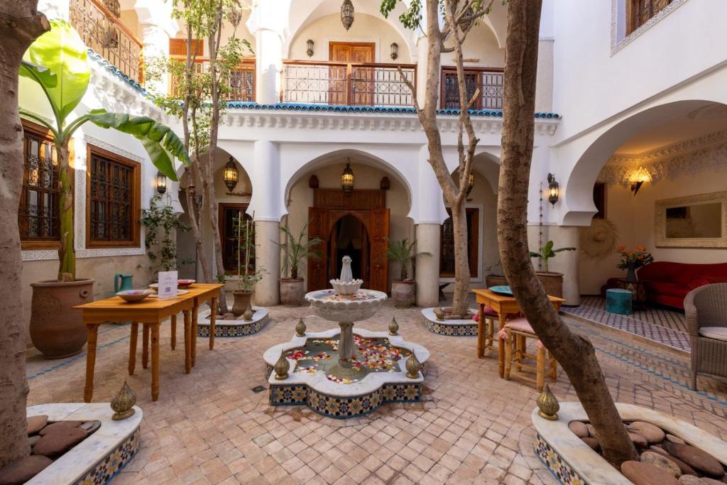 un patio con una fuente en el medio de un edificio en Riad Asrari, en Marrakech