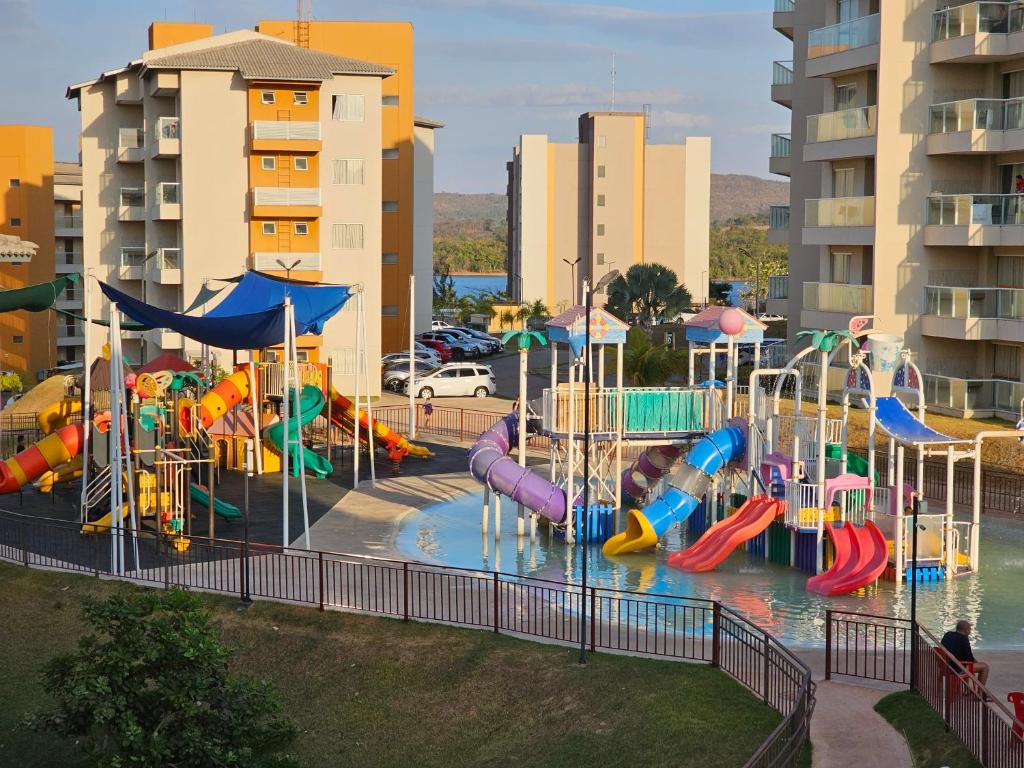 卡达斯诺瓦斯Ilhas do Lago Eco Resort的一个带水滑梯和滑梯的水上公园
