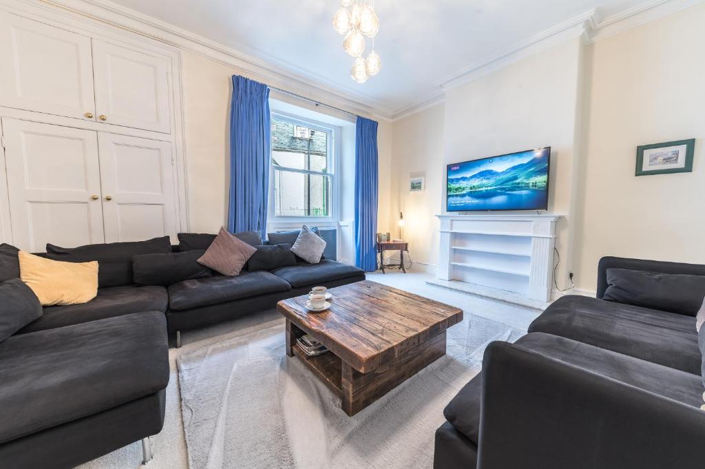 uma sala de estar com um sofá e uma mesa de centro em Town centre property convenient for the fells em Keswick