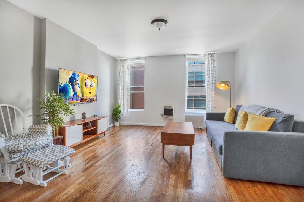 Uma área de estar em Bright and Charming 1BR 15min to NYC