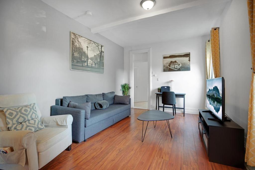 uma sala de estar com um sofá e uma mesa em Central and Great Location 1BR 15min to NYC em Hoboken