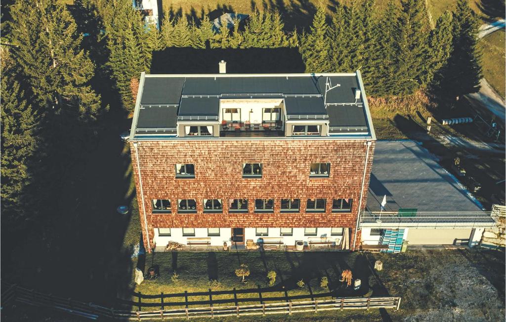 une vue aérienne sur un grand bâtiment en briques dans l'établissement 1 Bedroom Lovely Apartment In Unterweg, 