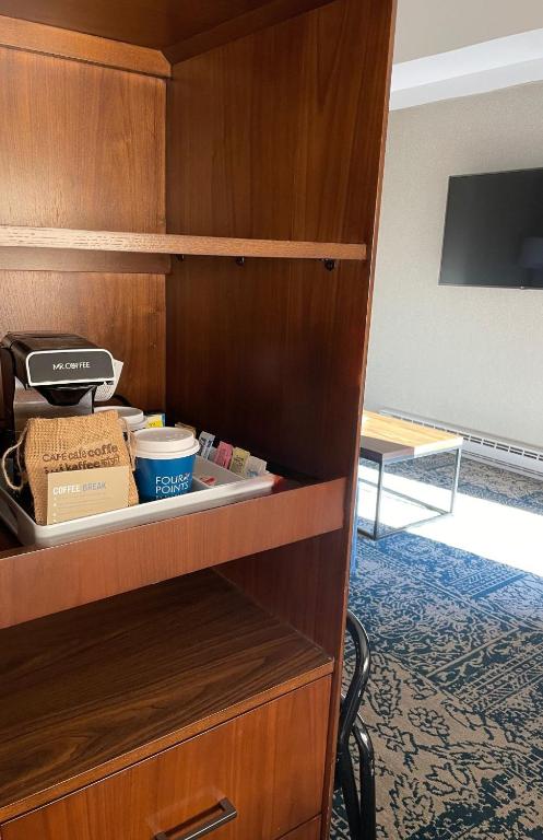 Four Points by Sheraton Norwood Conference Center - Larger Guest Room, 1 King, Sofa Bed, Balcony