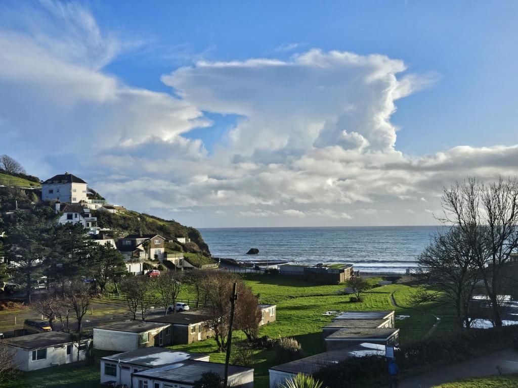 盧港的住宿－Pet Friendly Sea view Villa Millendreath Looe，小屋所在的山丘享有海景。