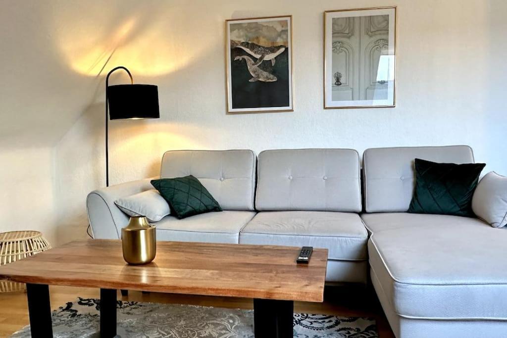 a living room with a couch and a coffee table at Schickes 2-Zimmer Appartement Messe Rü Innenstadt in Essen
