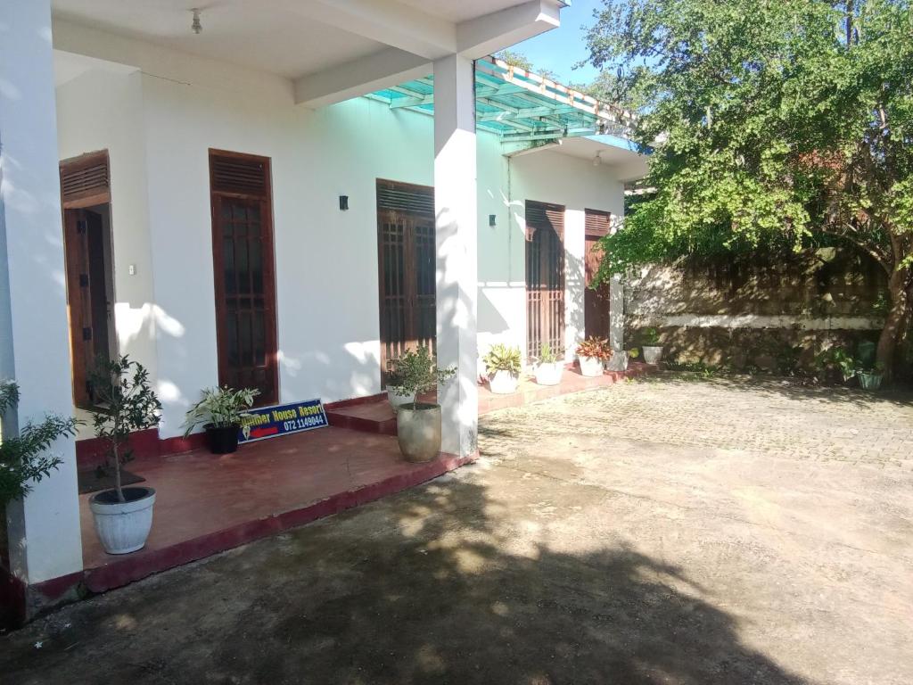 Summer house resort في ويلاوايا: ساحة منزل بها نباتات الفخار