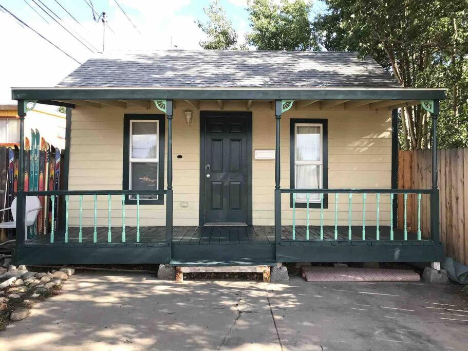 ein kleines Haus mit einer Veranda und einer Tür in der Unterkunft The Air Capitol Cottage in Leadville