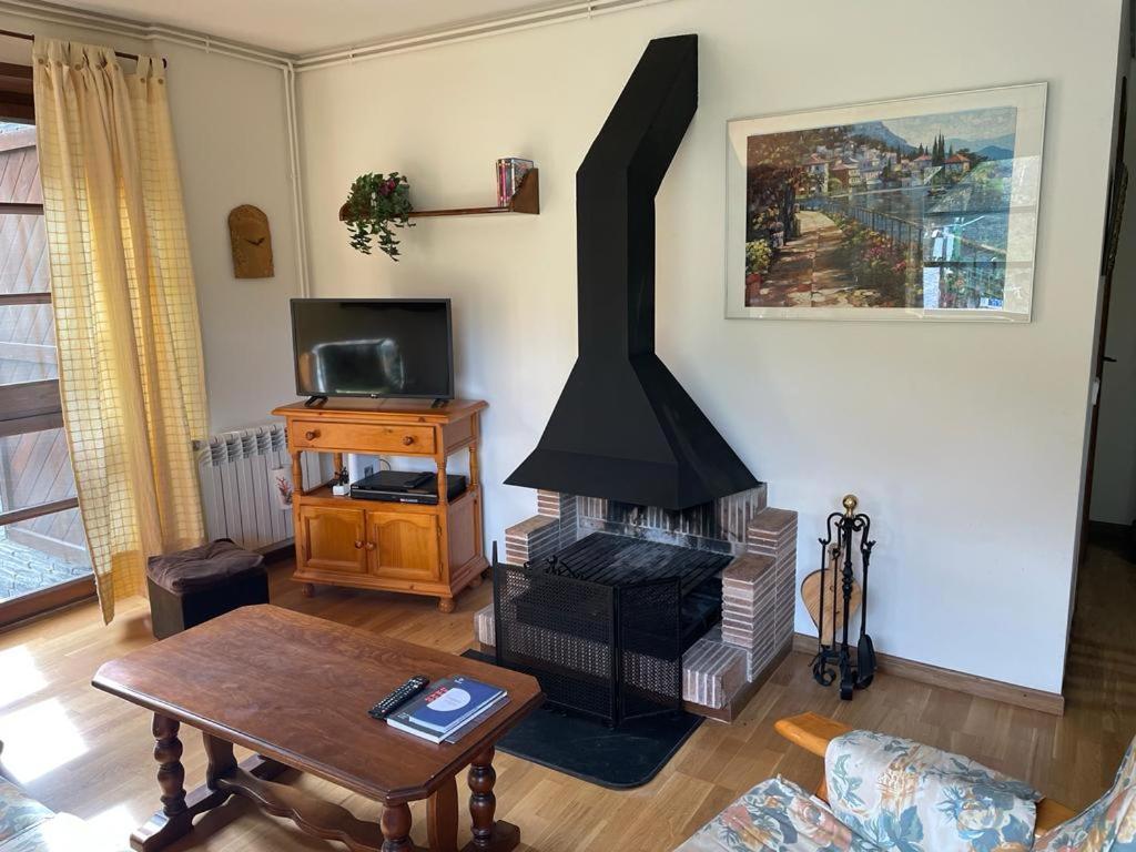 TV a/nebo společenská místnost v ubytování Bonito apartamento Incles by Renttarter