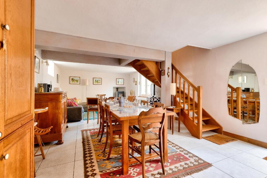 une cuisine et une salle à manger avec une table et des chaises dans l'établissement Maison de famille pour 6 personnes, à Les Sables-dʼOlonne