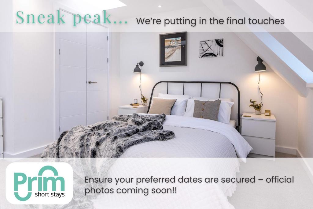 Habitación blanca con cama y ducha en Magnificent 6-Bedroom Queen House in Beeston Awaits You!, en Nottingham