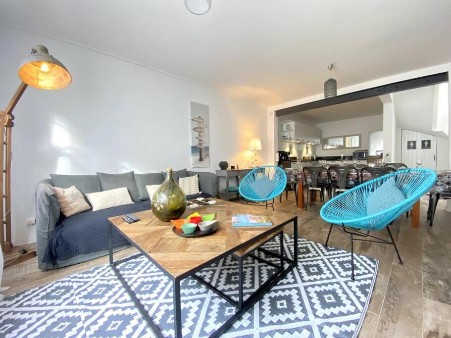 - un salon avec un canapé, une table et des chaises dans l'établissement Villa familiale à Arcachon plage, à Arcachon