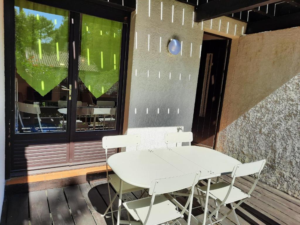 セニョスにあるMaison Seignosse, 2 pièces, 4 personnes - FR-1-239-237の窓際の白いテーブルと椅子