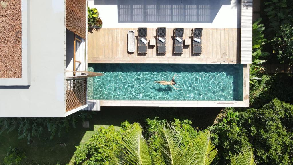 an overhead view of a person swimming in a pool at Resende Villa I Villa Privativa Eco luxo em Itacaré in Itacaré