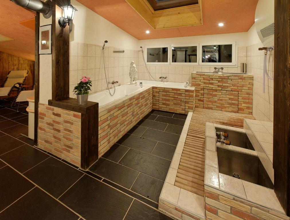Kuchyň nebo kuchyňský kout v ubytování Hotel zum See
