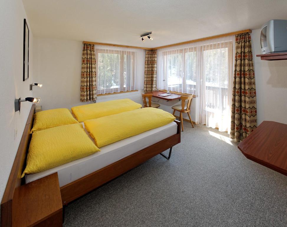 Postel nebo postele na pokoji v ubytování Hotel zum See
