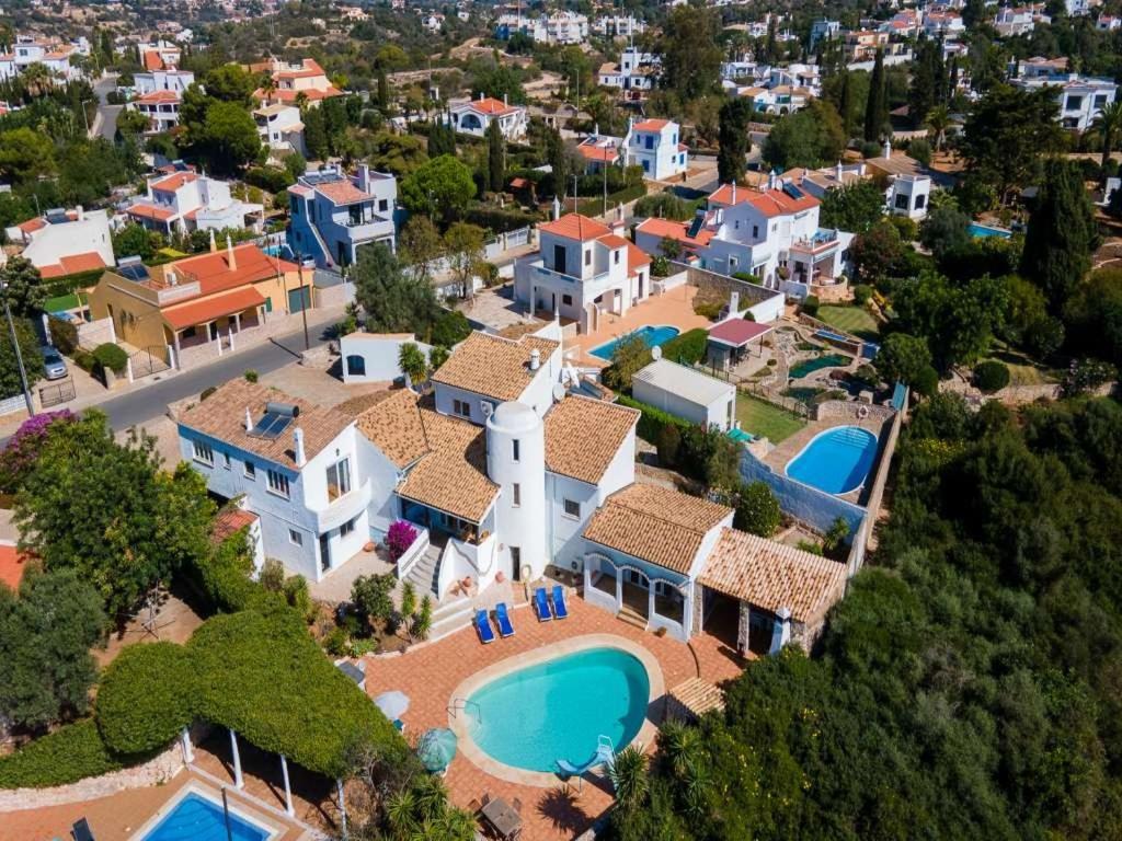 een luchtzicht op een huis met een zwembad bij Stylish Carvoeiro Villa - Short Walk to Resort Centre - Private Pool - Villa Serena - Algarve in Carvoeiro