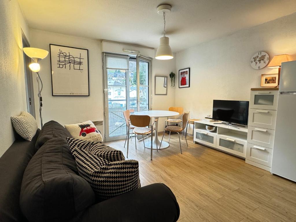 un salon avec un canapé et une table dans l'établissement 100m Télécabine ou commerces. 4P, à Cauterets