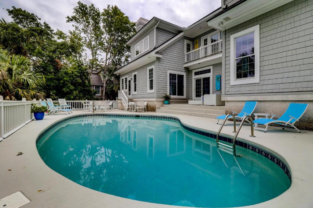 a swimming pool in front of a house at 317 Glen Eagle in Kiawah Island