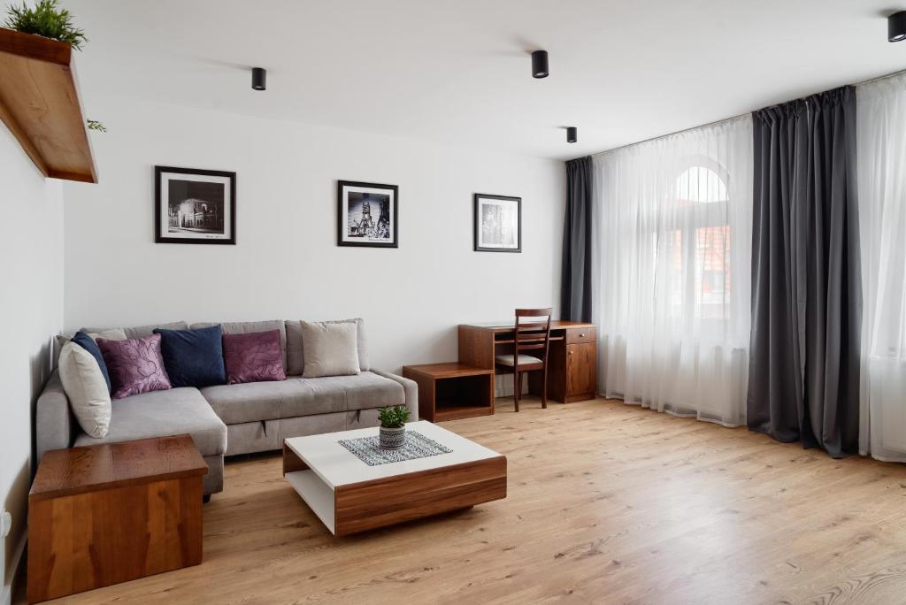 a living room with a couch and a coffee table at APARTAMENT PRZY RYNKU II in Chełmno