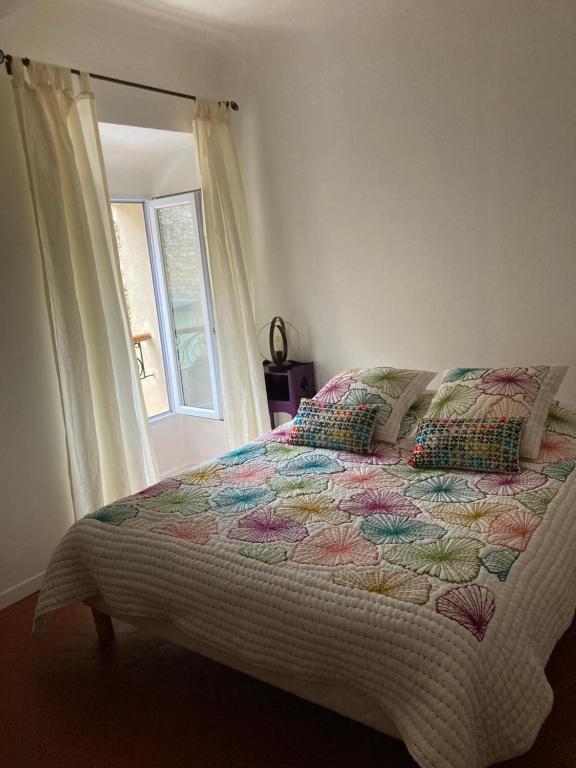Postel nebo postele na pokoji v ubytování L' ensoleilladou