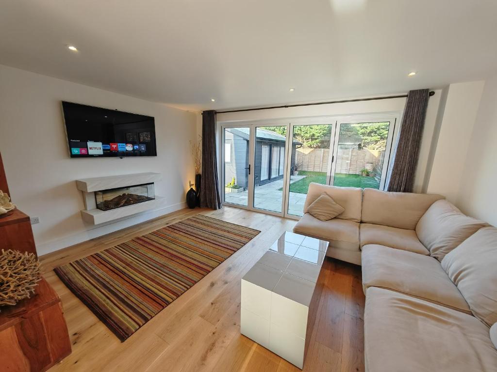 sala de estar con sofá y chimenea en Middleton, en Bognor Regis