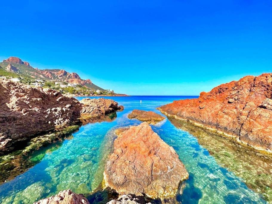 - une vue sur l'océan avec des rochers dans l'eau dans l'établissement Superbe 6 couchages - 200m de la mer - Terrasse - Climatisation, à Saint-Raphaël